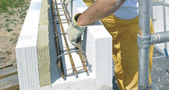 Обычный U блок, заполняется бетоном, и превращается в "мостик холода" требует дополнительных мер по утеплению.